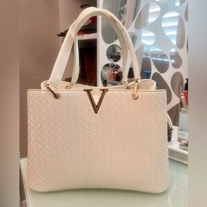 Elegant off-white purse.